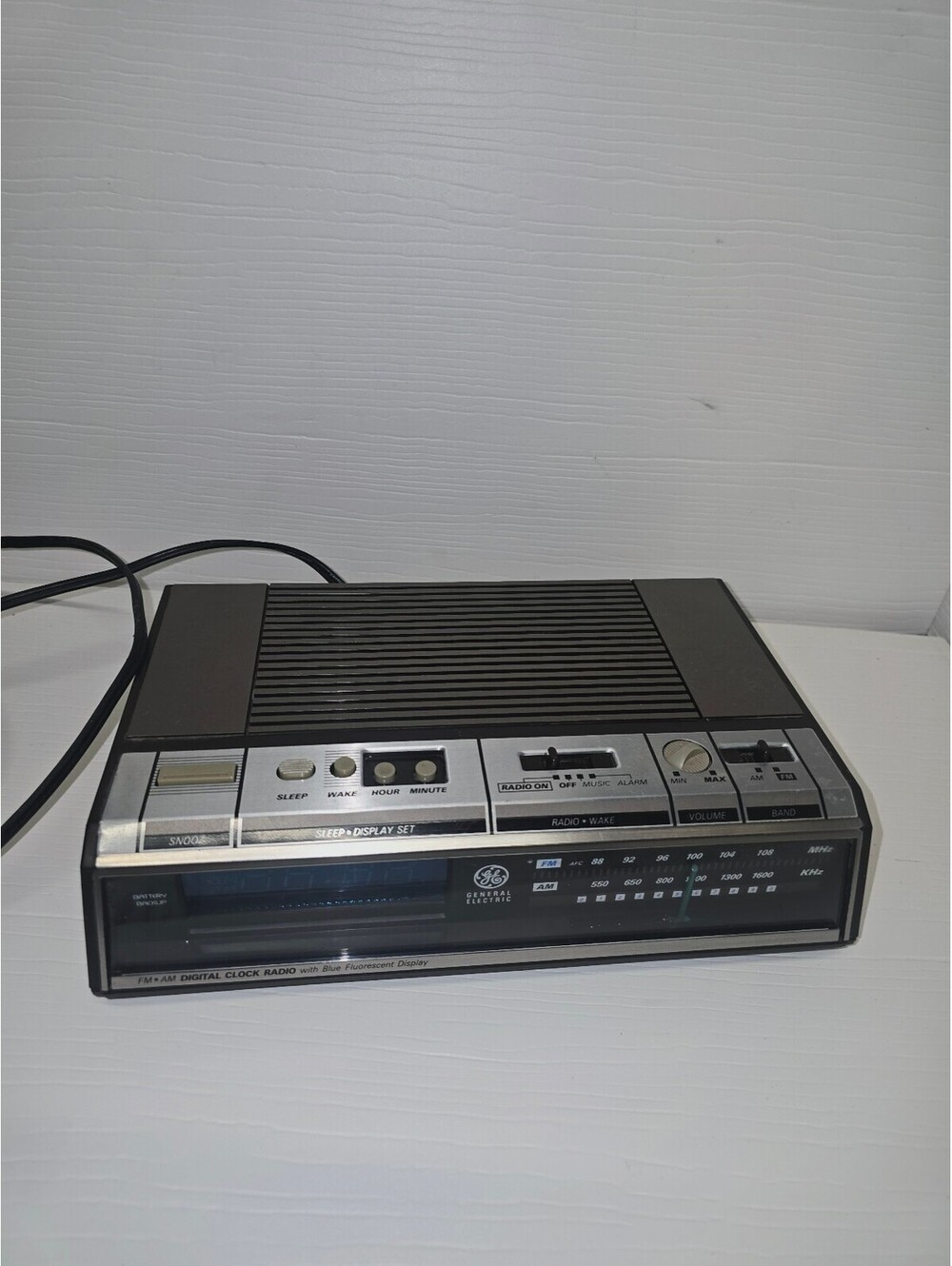 Vintage GE Digital Alarm Clock Radio Blue Fluorescent Display Woodgrain 7-4640A